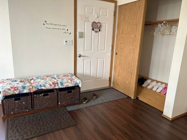 front entrance - 6904 54th Pl NE