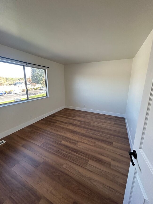 Building Photo - Fully Remodeled – 2 Bed / 1 Bath
