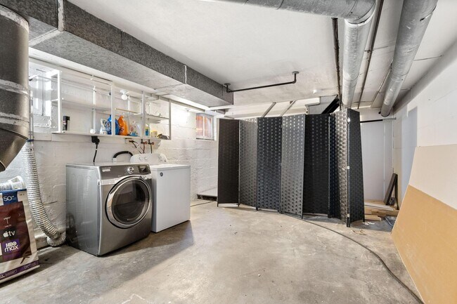 Building Photo - 726 Kerr St