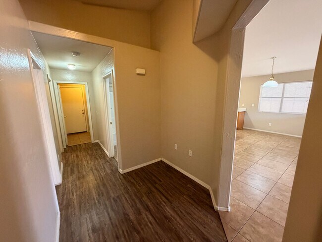 Building Photo - 3/2 Single story Avondale Home *Custom Paint* & Carpet in Beds Only!