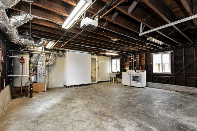 Building Photo - 833 Linden Ave