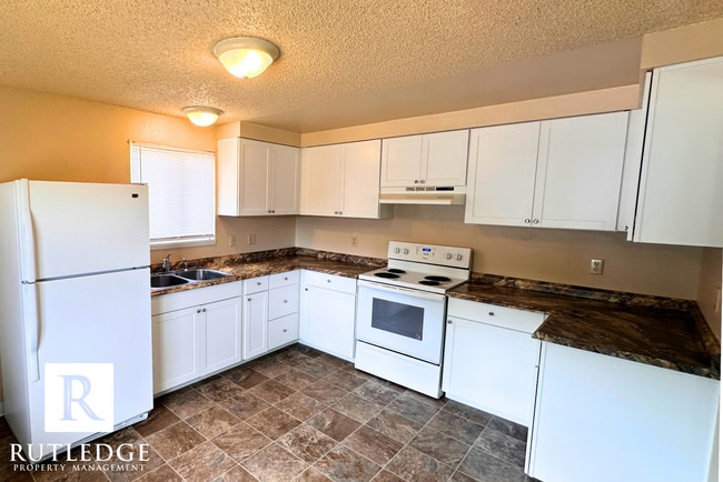 Building Photo - CHARMING SINGLE LEVEL APARTMENT IN EAST MEDFORD