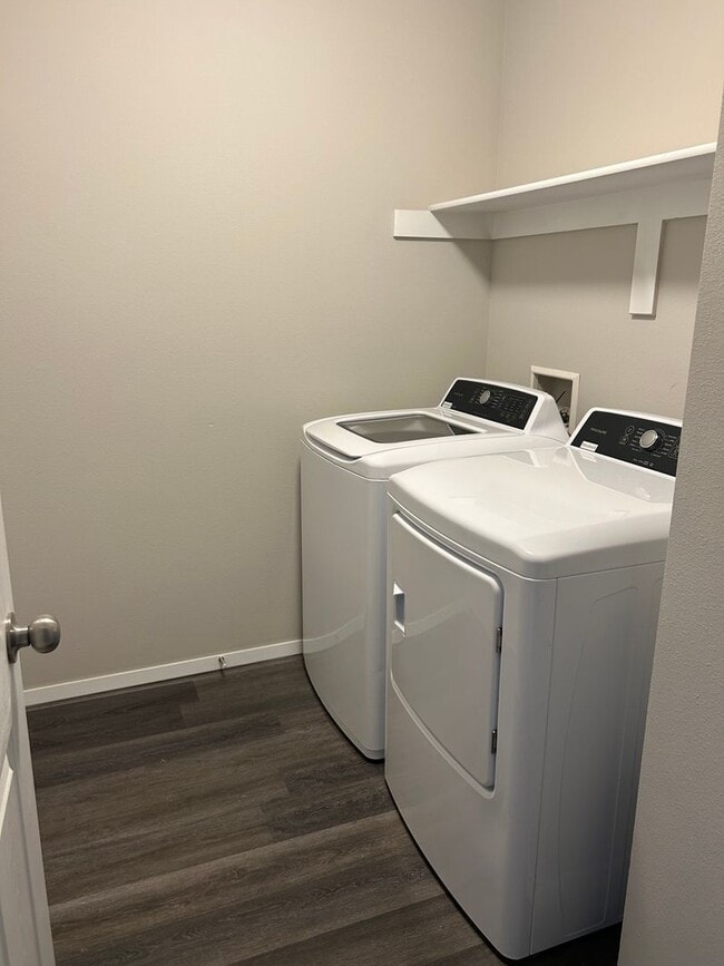 Building Photo - 3 bedroom 2 1/2 bath house with 2 car garage.