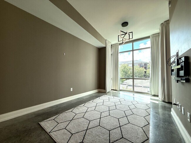 Building Photo - 905 Juniper St NE