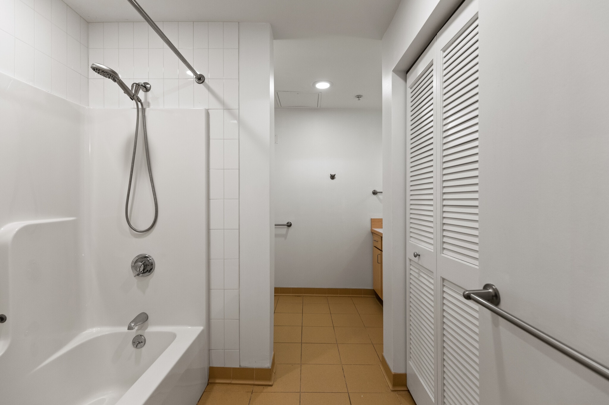 Main Bath - 15 Brown St