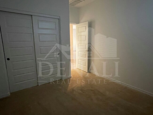 Building Photo - 7954 W Medlock Dr