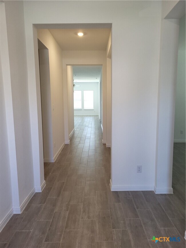 Building Photo - 1233 Fox Wing Wy