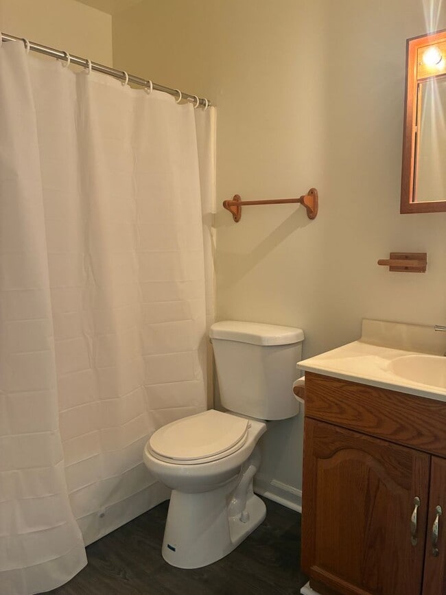 Building Photo - Bright & Spacious 2BR Top-Floor Apartment ...