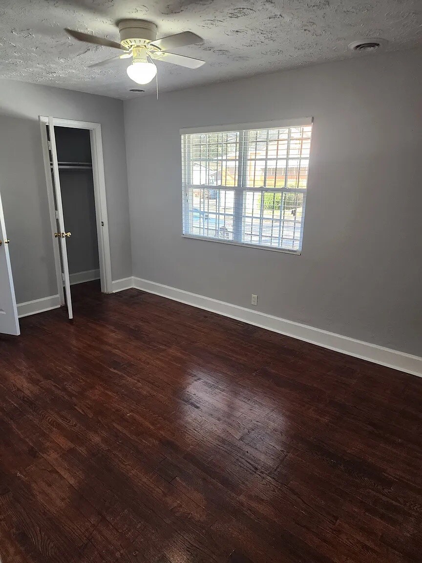 Building Photo - Room in Apartment on 8th St