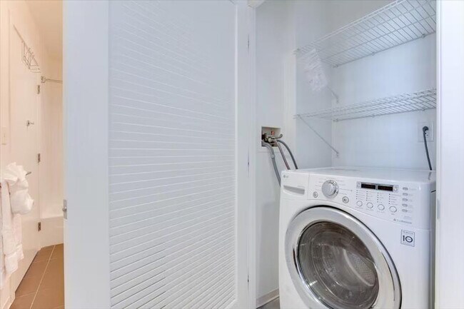 Building Photo - 300 Kendall St