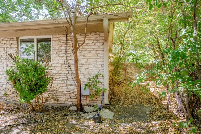 Building Photo - "Charming 2-Bed Duplex in Austin's Vibrant...