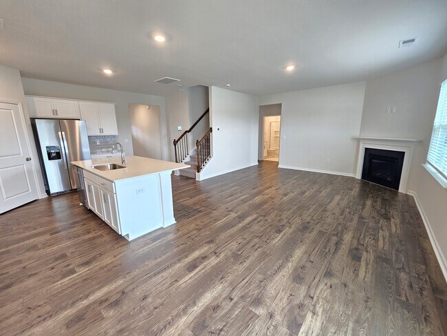 Building Photo - 942 Pineland Dr