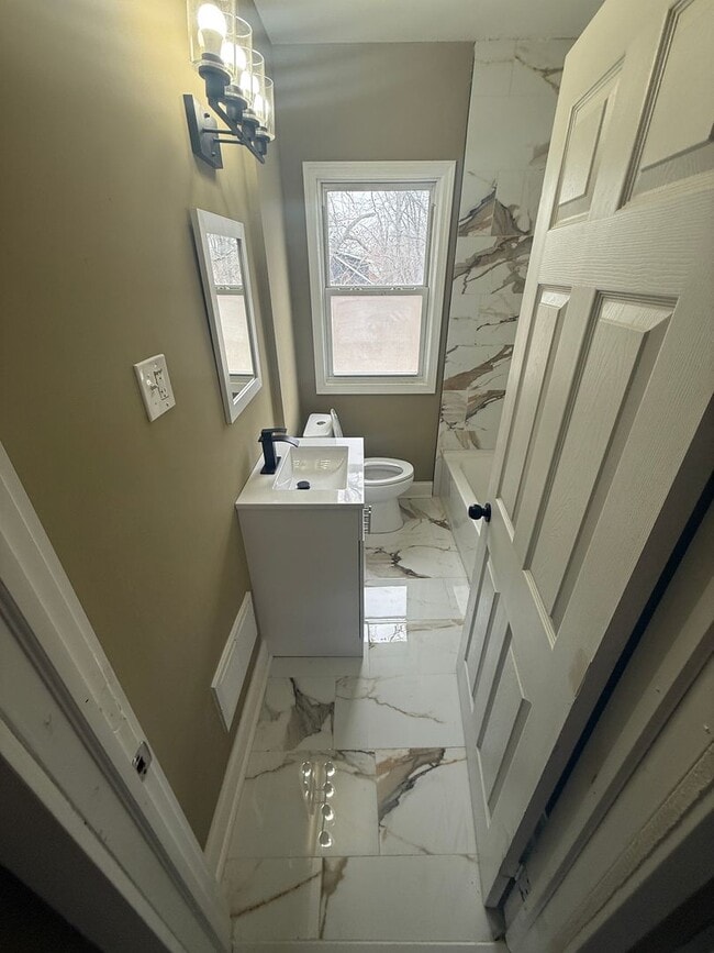 Building Photo - 15512 Mendota St