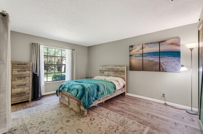Building Photo - 460 Hardwood Pl
