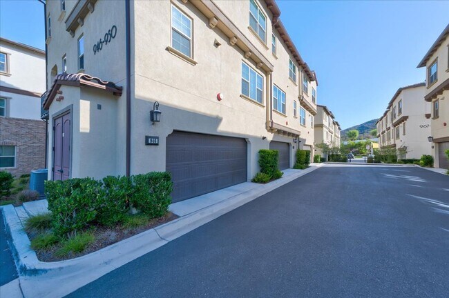Building Photo - 946 Blackstone Dr