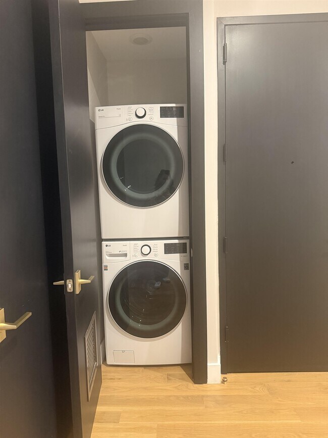 Building Photo - 172 New York Ave