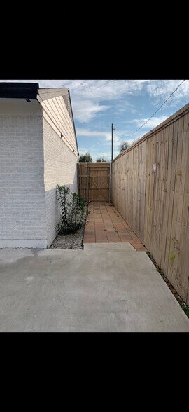 Building Photo - 3739 Almazan Dr