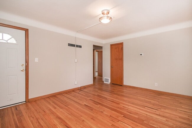 Building Photo - 3 bedroom Spacious Cape Cod!