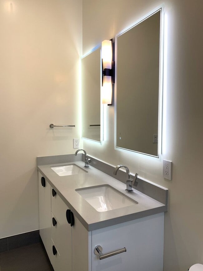 Building Photo - Bright, Modern & Beautiful – 3BR Home in M...