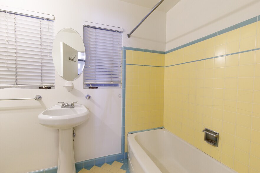 Bathroom - 543 W Coronado Rd