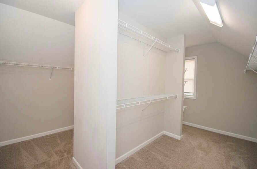 Master Closet - 399 Cobblestone Trl