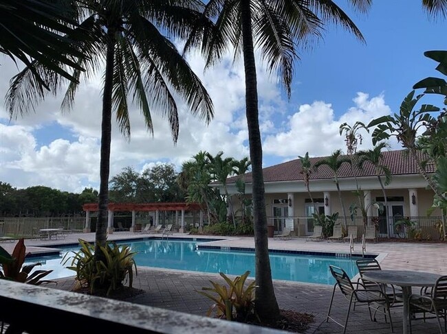 Building Photo - 2565 Centergate Dr