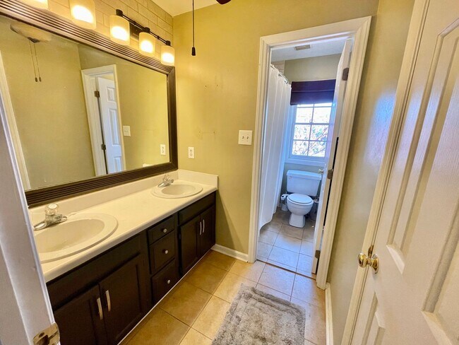 Building Photo - 3 Bedroom 2.5 Bathroom Home w/ 1 car garag...