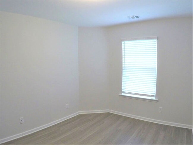 Building Photo - 8 SAW