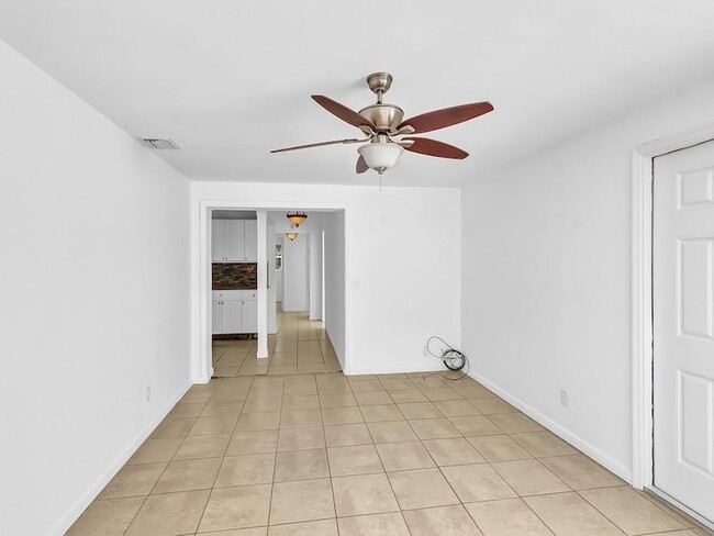 Building Photo - 703 5th Pl SW