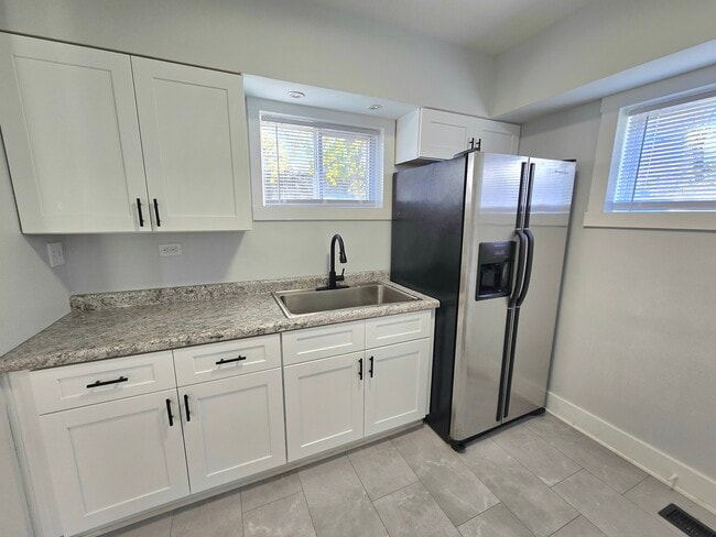 Building Photo - 324 Rosewood Ave