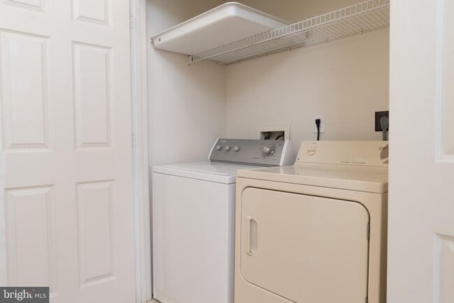 Building Photo - 5552 Jowett Ct