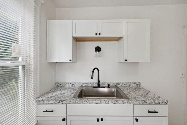 Building Photo - 4 Bedroom 2 Bath $1,500
