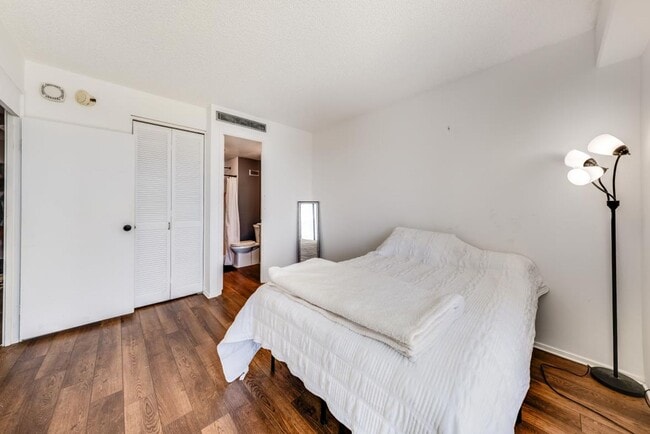 Building Photo - 2BED 2 BATH ALL UTILITIES INCLUDED DOWNTOW...