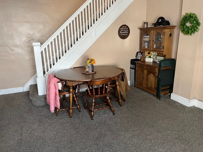 Building Photo - 638 River St