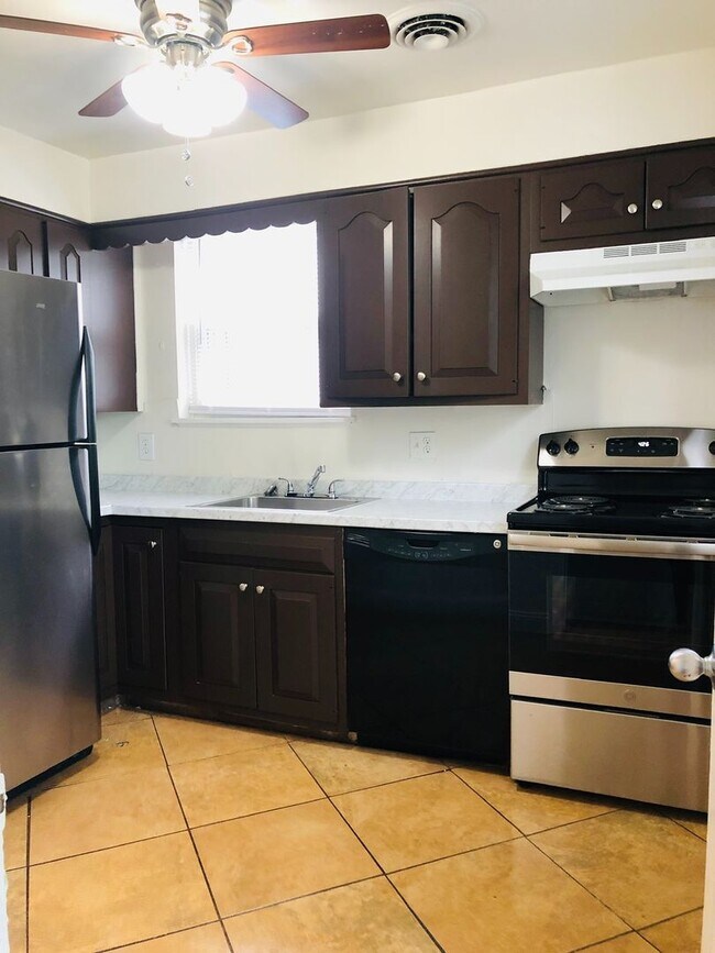 Building Photo - Adorable 3 bdrm/1.5 bath Home on a Corner Lot Across From Belmont Golf Course in Lakeside!