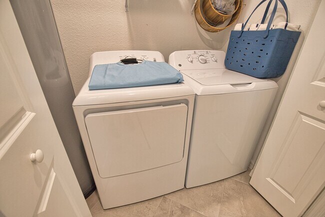 Building Photo - Golf Transfer 2-Bedroom 2-Bathroom First Floor Condo in the desirable Wellen Golf and Country Clu...