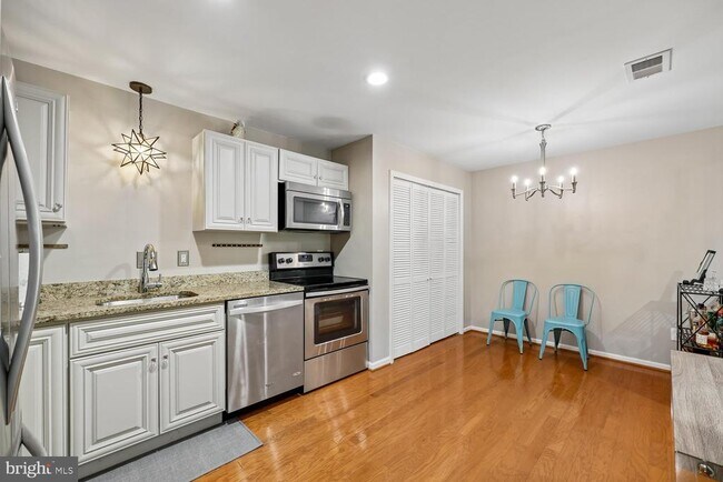 Building Photo - 5702 Brewer House Cir