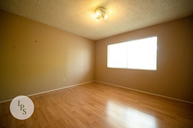 Building Photo - 5090 N Roosevelt Ave