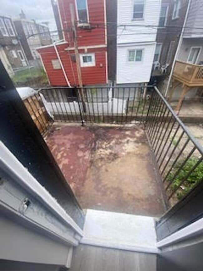 Building Photo - Large Home - Oak Lane