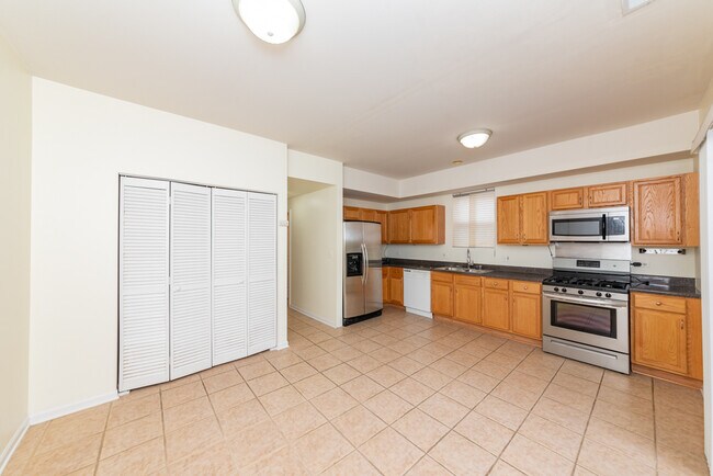 Building Photo - 1509 N Talman Ave