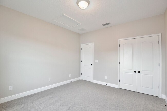 Building Photo - *Unfurnished* Beautiful 1/1 Spacious Garag...