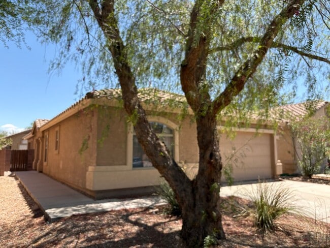 Primary Photo - 4 bedroom two bath close to Cienega High S...