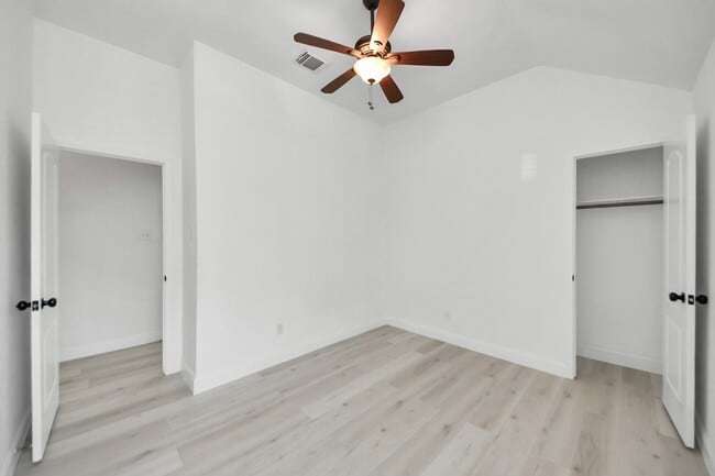 Building Photo - 10850 White Oak Point Ct