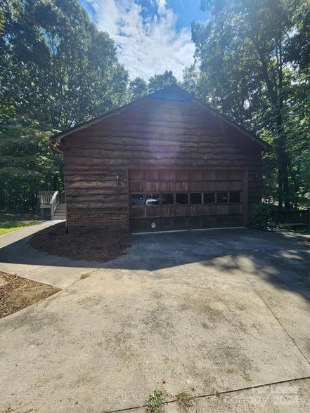 Building Photo - 9000 Oakridge Dr