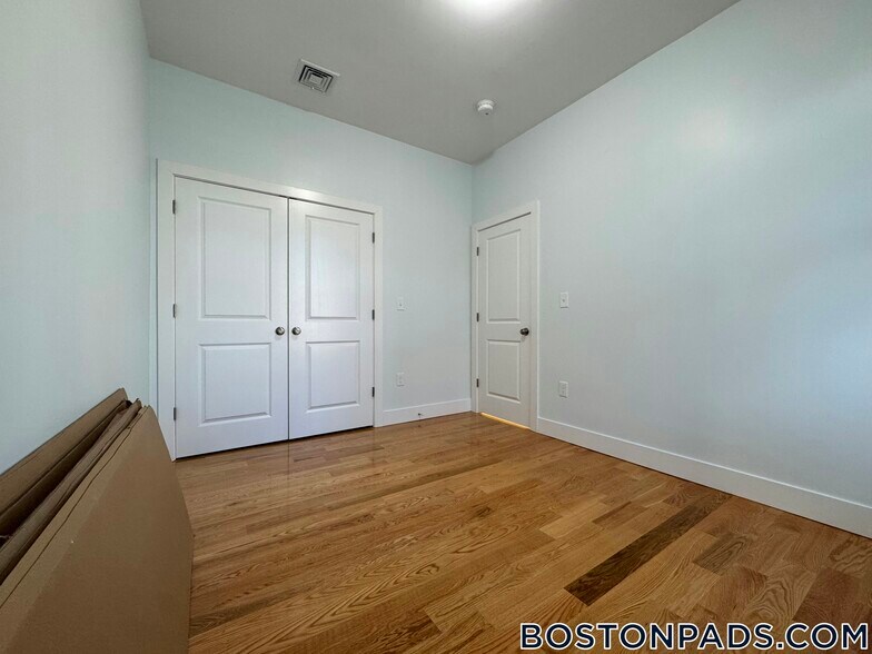 Building Photo - 7 Carson St