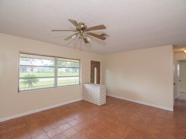 Building Photo - 557 SW Duval Ave