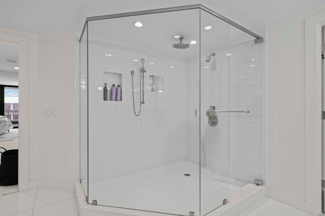 Building Photo - 3140 S Ocean Blvd