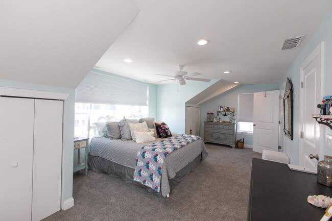 Building Photo - 107 S Richards Ave