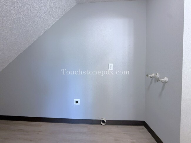 Building Photo - 1 MONTH RENT FREE! Updated 3 BR Apartment with Patio in Portland