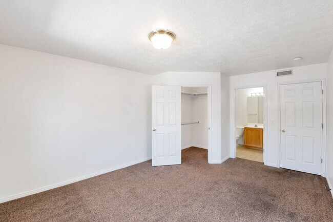Building Photo - 3 Bedroom Top Floor Orem Condo w Awesome Amenities!